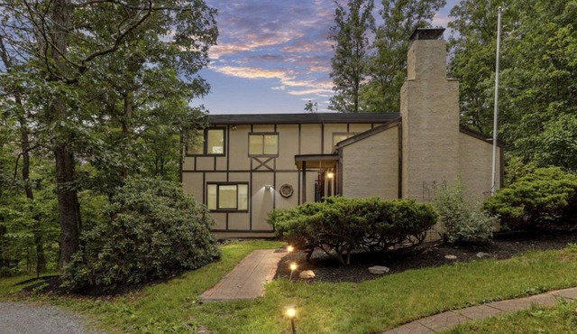 Relaxing & Rejuvenating Retreat w/Hot tub, Pool, Sauna, & Games for family+pets