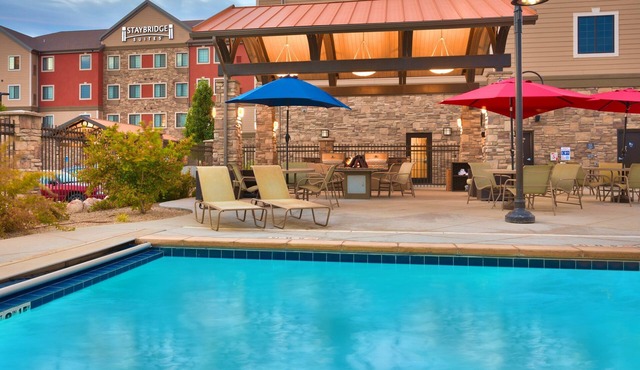 Relaxing Retreat! 1 Bedroom Suite with Access to a Heated Pool & Hot Tub | Free Breakfast Buffet