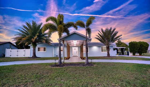 Relaxing Retreat Apollo Beach l Waterfront I Pool l Spa l Dock I Firepit