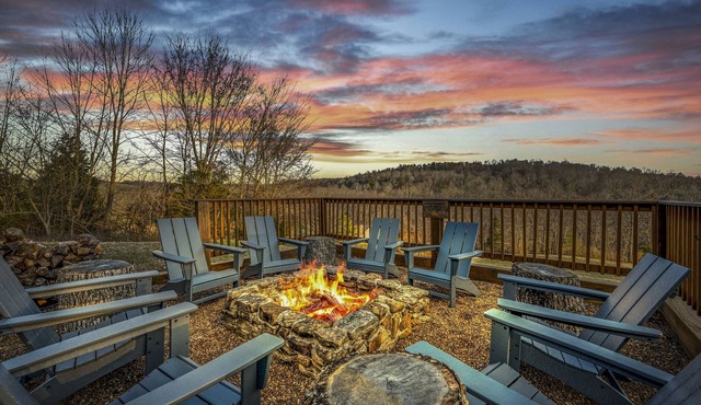 Relaxing Retreat in Mammoth Cave. Family Friendly, BBQ, Games, Hot Tub, Fire Pit