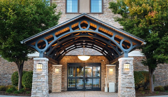 Relaxing Retreat in Maumee | FREE Breakfast + Fitness Center + Shared Pool