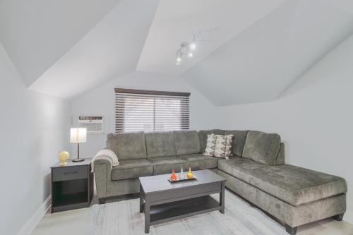 Relaxing Retreat in the Heart of Lombard With Laundry