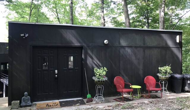 Relaxing Retreat In The Woods. Quiet place to unwind yet minutes from town.