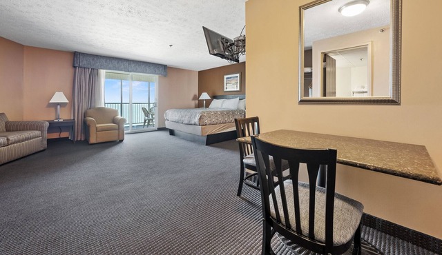Relaxing Retreat: King Suite with Lake View on Put-In-Bay Island 316