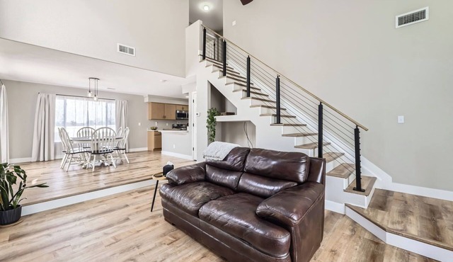 Relaxing Retreat Near Airport-Hot Tub-Fire Pit