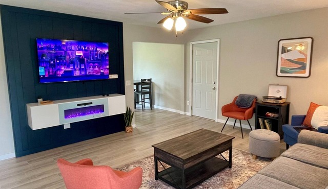 Relaxing Retreat - Near Parks and Downtown Life