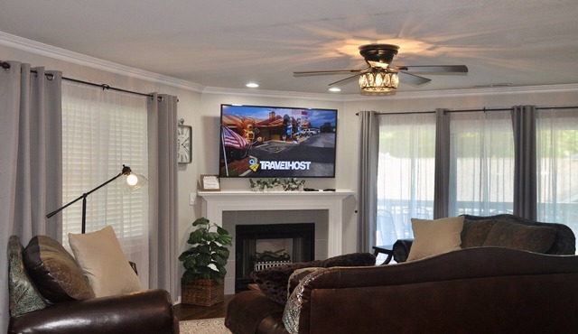 "Relaxing Retreat" No Stairs~Indoor Pool~Wifi~Lake View~Golf~Trout~Pickleball