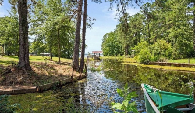 Relaxing Retreat on the lake with private spa pool!