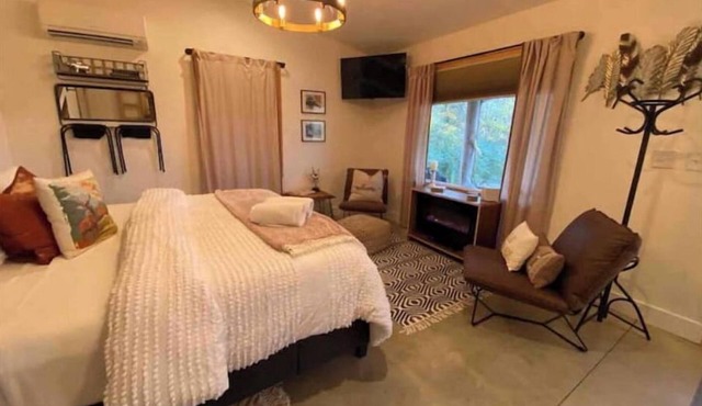 Relaxing Retreat, Farm Fresh Eggs & Pond Sunsets