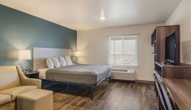 Relaxing Retreat: Unit with Full Kitchen, Dedicated Work Area | Free Parking