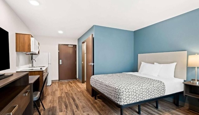 Relaxing Retreat: Unit with Full Kitchen & Dedicated Work Area | Free Parking