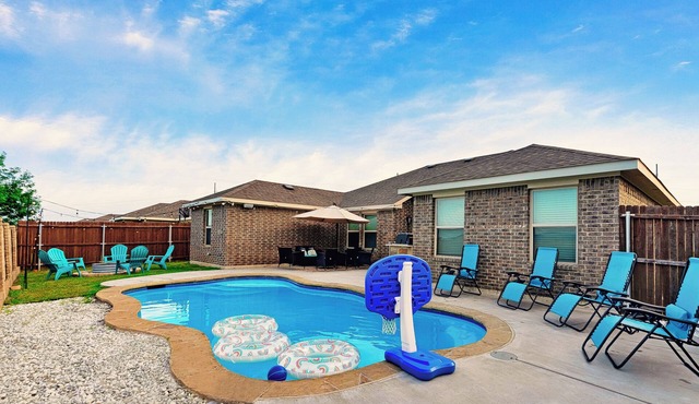 Relaxing Retreat with HOT TUB & Pool. Fun in a Cozy Home .
