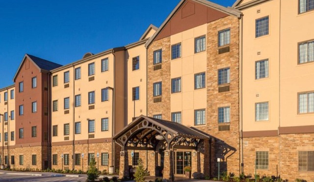 Relaxing Retreat Near Castaway Cove Water Park! Fitness Center + Free Parking