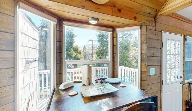 Relaxing Retreat w/Deck, 1 Mi to Lake Arrowhead!