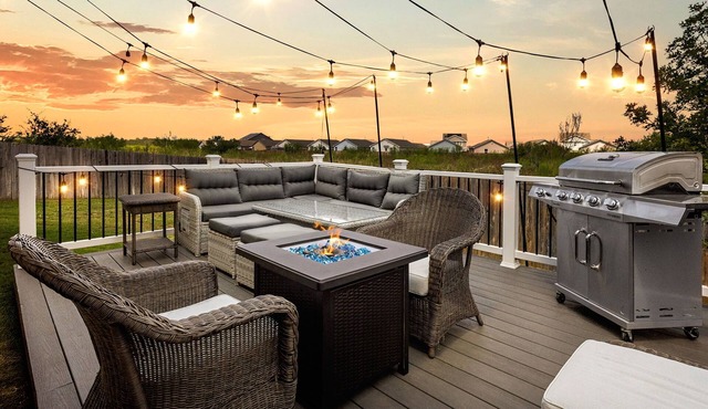Relaxing Retreat w/Game Room & Fire Pit, Near JBSA Randolph & Fort Sam