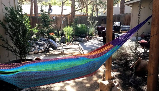 Relaxing Retreat-Walk Downtown & 2 Charming Patios