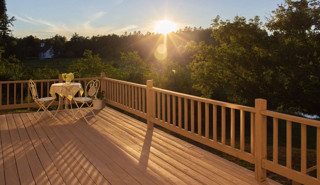 Relaxing retreat with mountain views, lake access and work space option