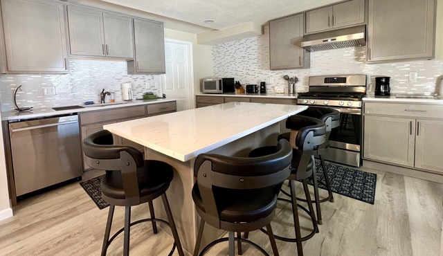 Relaxing Retreat with Full Kitchen, King bed, W/D & wildlife