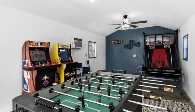 Relaxing Retreat with Game Room + Massage Chair+ Fire Pit + Wood Fire Pizza Oven