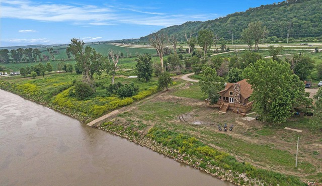 Relaxing River Cabin just across from Downtown Omaha!