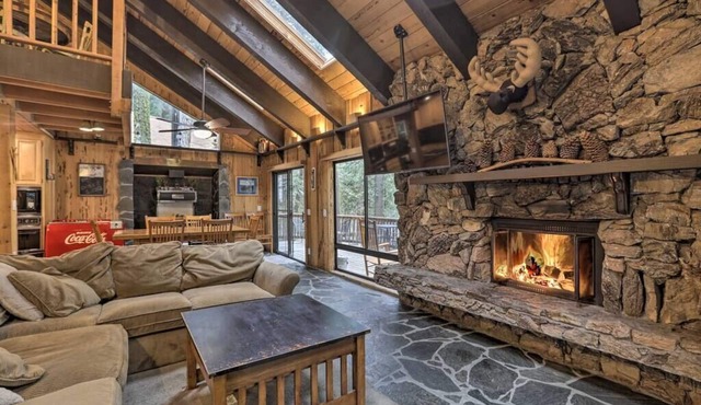 Relaxing Riverfront Retreat in Strawberry