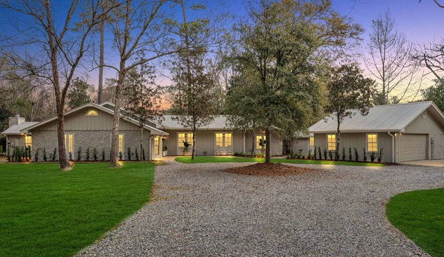 Relaxing River View Retreat – 4BR, Single Level, Deck, Gym, Fire Pit, 1.5 Acres