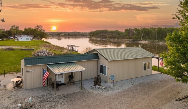 Relaxing Riverfront Cabin Retreat | Ideal for Hunters & Fishermen