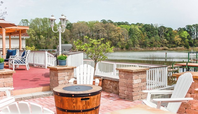 Relaxing Riverfront Getaway in Philips Lake