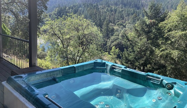 Relaxing Riverside Retreat (hot tub and waterfall!)