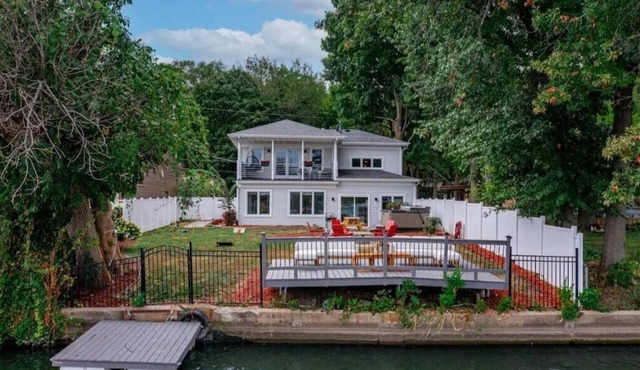 Relaxing Riverside Stay w HotTub