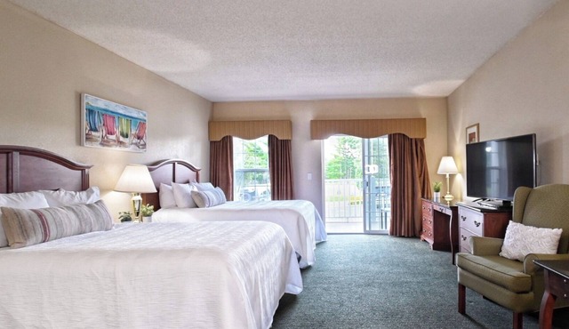 Relaxing Riverside Stay | Pool, Spa & Island Dining Experience | Free Parking!