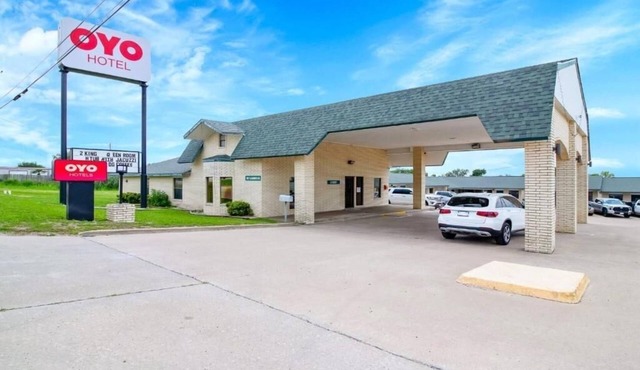Relaxing Room Close to Choke Canyon – Free Parking, Pet Allowed & Pool