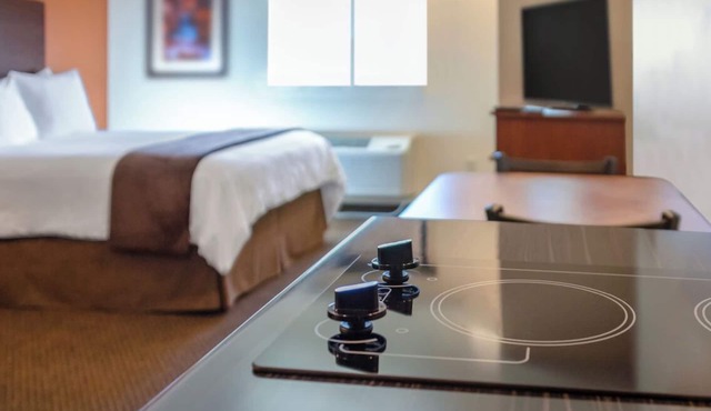Relaxing Room! Full Kitchen & Comfy Bedding! Pets Allowed, Near Dinosaur Park!