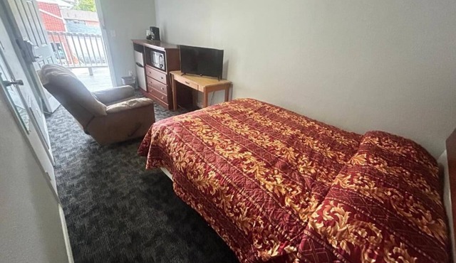 Relaxing Room near Pella, Affordable Stay, Free Parking