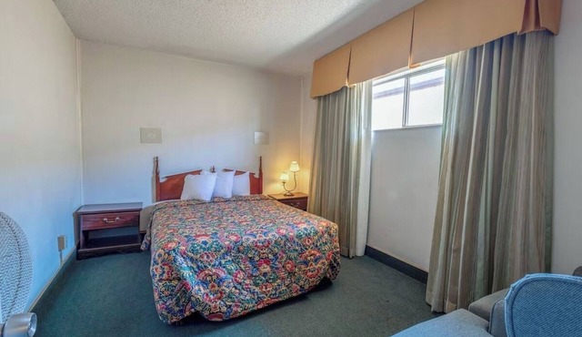 Relaxing Room w/Premium Cable Just Miles From Gallup Airport & Local Dining