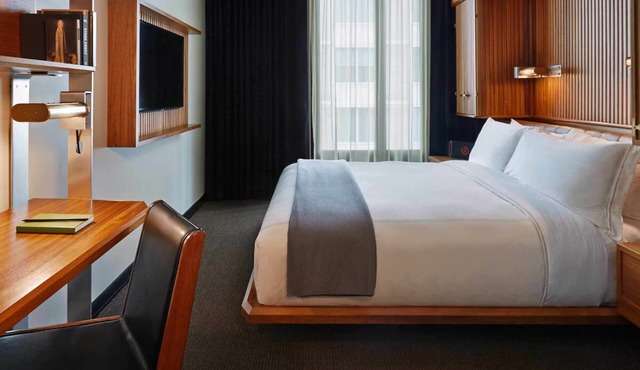 Relaxing Room w/Rooftop Bar Views in Midtown Manhattan – 2 Blocks to Park