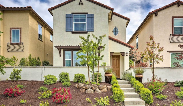 Relaxing Roseville Home w/Outdoor Amenities