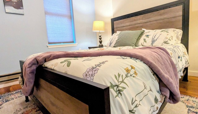 Relaxing Rustic Oasis - 6 min walk to Downtown! Cyclist Welcomed & Pet friendly!