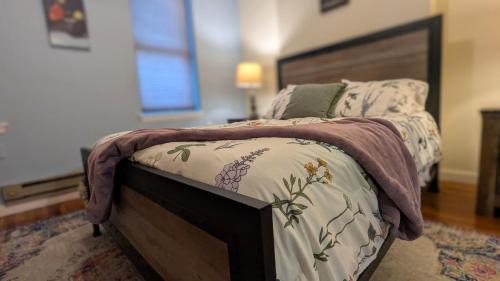Relaxing Rustic Oasis, Unit A - 6 minute walk to Downtown! Pet-friendly & Cyclists Welcome!