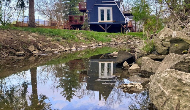 Relaxing Scenic 2-Bedroom Retreat With Private Hot Tub