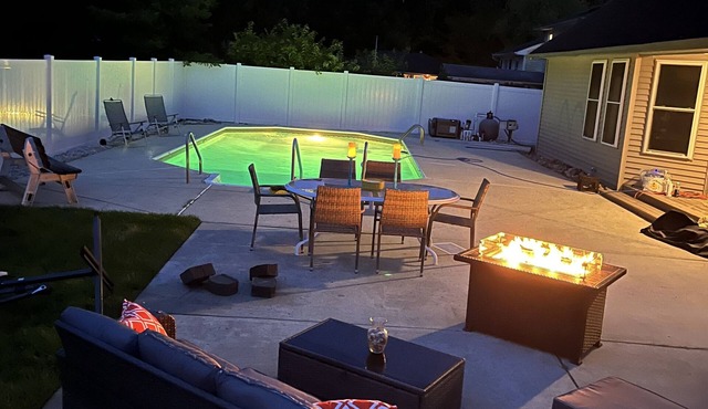 Relaxing Secluded Getaway featuring a backyard Oasis