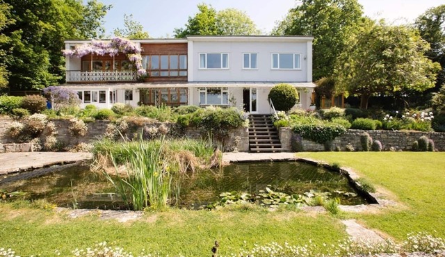 Relaxing, secluded house in Glastonbury, Somerest. By trees, views and the Tor