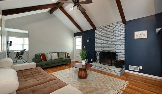 Relaxing Space for Families & Friends — Sleeps 10 + Pet-Friendly