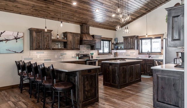 Relaxing spacious 4BR, 4BA home just 12 minutes from Yellowstone. My Yellowstone Retreat