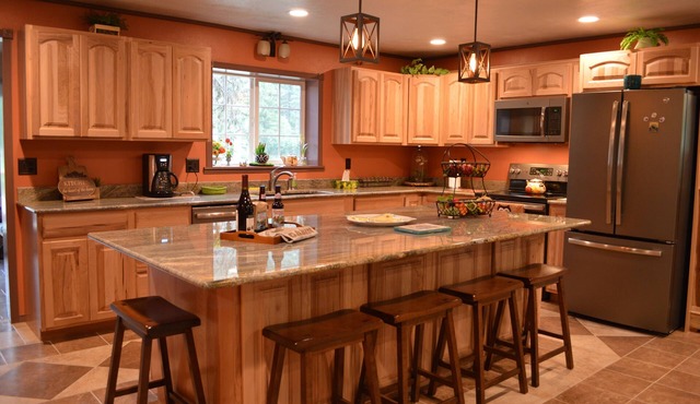 Relaxing, spacious cabin w/hot tub and Starlink's high-speed internet service