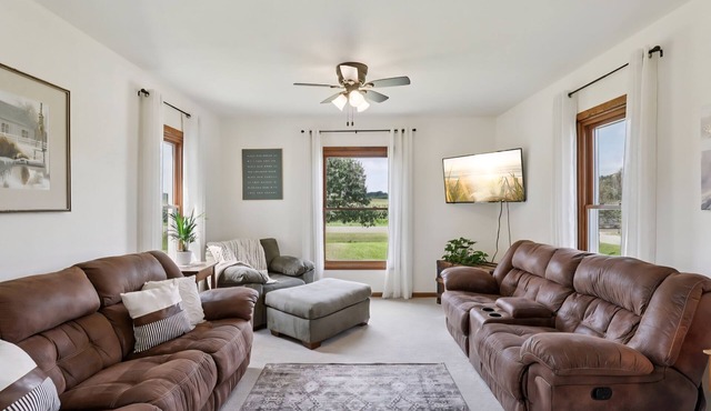 Relaxing Spacious farmhouse with fire-pit and family friendly amenities