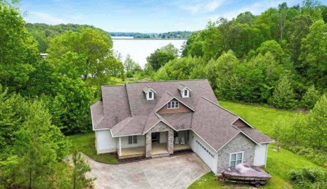 Relaxing & spacious waterfront home on Barkley Lake with 5 Bedrooms and 4 Baths