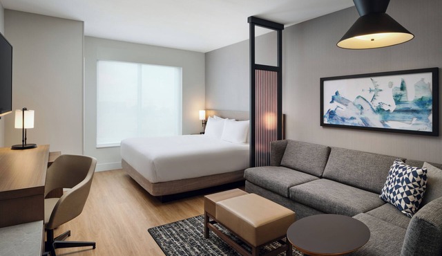 Relaxing Spot: Modern Room w/Free Breakfast | 5-Min Walk to Airport