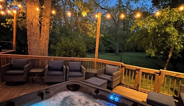 Relaxing Stay: 2 Kitchens, 2 Hot Tubs, Ample Seating, Movie Night with Popcorn