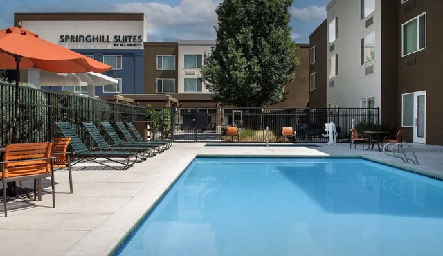 Relaxing Stay! 4 Comfortable Units, Free Breakfast, Pool, Pets Allowed